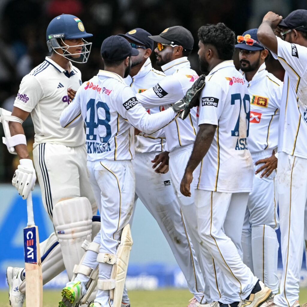 SL vs IND 2nd Test: कोलंबो टेस्ट में यशस्वी जायसवाल और असिथा फर्नांडो के बीच तीखी बहस के बाद धक्का-मुक्की तक की नौबत आ गई। साथी खिलाड़ियों ने दोनों को अलग कराया।