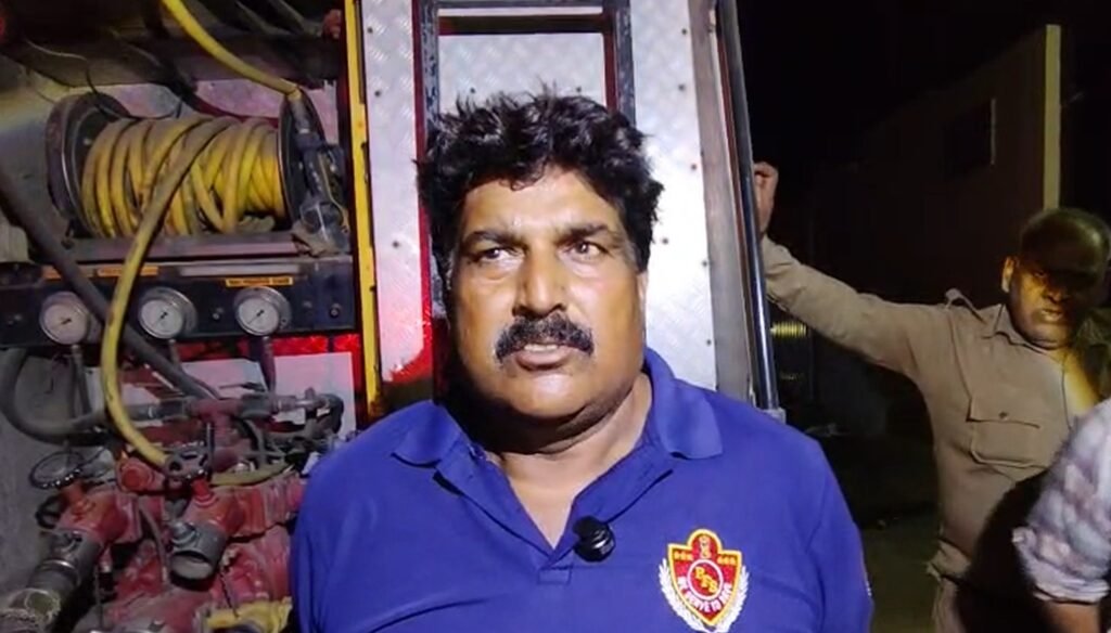 Jalandhar News: जालंधर के शेखे रोड स्थित थ्री स्टार कॉलोनी की कैमिकल फैक्ट्री में भीषण आग लगने से तीन धमाके हुए। फायर ब्रिगेड ने कड़ी मशक्कत के बाद आग पर काबू पाया। घटना में कोई जनहानि नहीं हुई, लेकिन लाखों का सामान जलकर राख हो गया।