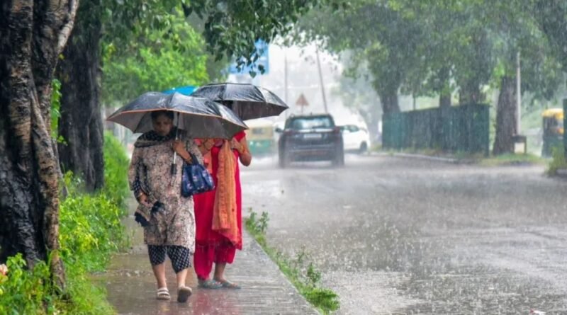 Punjab Weather Update: पंजाब और चंडीगढ़ में अगले 5 दिनों तक गरज-चमक के साथ भारी बारिश का येलो अलर्ट जारी। मौसम विभाग ने कई जिलों में भारी वर्षा की चेतावनी दी है और लोगों को सावधानी बरतने की सलाह दी है।