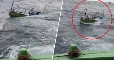 Tamil Nadu Boat Accident: तमिलनाडु के तूतीकोरिन तट के पास तेज हवाओं के कारण मछुआरों की नाव समुद्र में पलट गई। सातों मछुआरों ने समुद्र में छलांग लगाकर अपनी जान बचाई। घटना का वीडियो सोशल मीडिया पर वायरल हो रहा है।