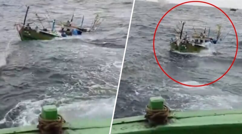 Tamil Nadu Boat Accident: तमिलनाडु के तूतीकोरिन तट के पास तेज हवाओं के कारण मछुआरों की नाव समुद्र में पलट गई। सातों मछुआरों ने समुद्र में छलांग लगाकर अपनी जान बचाई। घटना का वीडियो सोशल मीडिया पर वायरल हो रहा है।