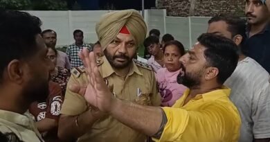 Jalandhar Petrol Pump News: जालंधर के 120 फुटी रोड स्थित पेट्रोल पंप पर 300-300 रुपये का पेट्रोल डलवाने के बाद भी कार की फ्यूल मीटर सुई नहीं उठी। पार्षद और समर्थकों ने हंगामा किया, पुलिस ने जांच का भरोसा दिया।