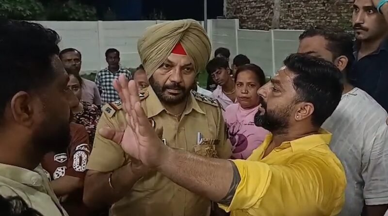 Jalandhar Petrol Pump News: जालंधर के 120 फुटी रोड स्थित पेट्रोल पंप पर 300-300 रुपये का पेट्रोल डलवाने के बाद भी कार की फ्यूल मीटर सुई नहीं उठी। पार्षद और समर्थकों ने हंगामा किया, पुलिस ने जांच का भरोसा दिया।