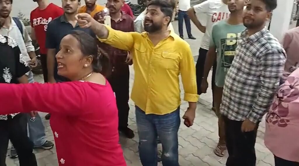 Jalandhar Petrol Pump News: जालंधर के 120 फुटी रोड स्थित पेट्रोल पंप पर 300-300 रुपये का पेट्रोल डलवाने के बाद भी कार की फ्यूल मीटर सुई नहीं उठी। पार्षद और समर्थकों ने हंगामा किया, पुलिस ने जांच का भरोसा दिया।