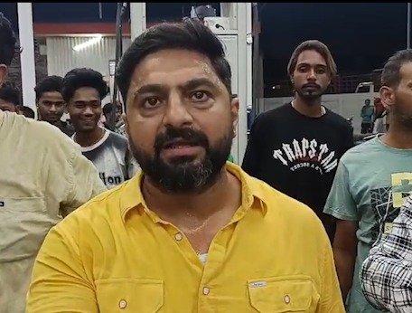 Jalandhar Petrol Pump News: जालंधर के 120 फुटी रोड स्थित पेट्रोल पंप पर 300-300 रुपये का पेट्रोल डलवाने के बाद भी कार की फ्यूल मीटर सुई नहीं उठी। पार्षद और समर्थकों ने हंगामा किया, पुलिस ने जांच का भरोसा दिया।
