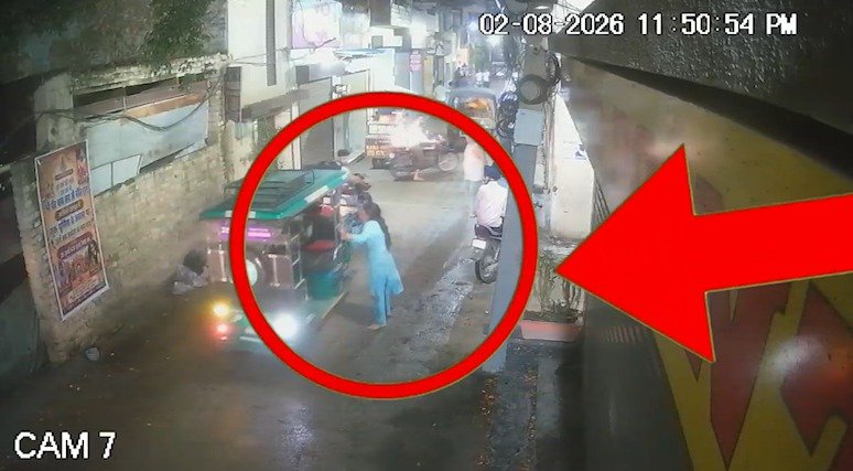 Jalandhar Crime News: जालंधर के भार्गव कैंप इलाके में बदमाश घर में घुसकर युवक की पिटाई करने के बाद उसे जबरन कार में अगवा कर ले गए। पुलिस सीसीटीवी फुटेज के आधार पर आरोपियों की तलाश में जुटी है।