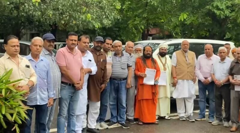Jalandhar News: जालंधर के श्री देवी तालाब मंदिर में हुई पत्थरबाजी के विरोध में संत समाज और मंदिर प्रबंधन कमेटी ने CP Office पहुंचकर शिकायत दी। आरोपियों की गिरफ्तारी, कड़ी कार्रवाई और मंदिर की सुरक्षा बढ़ाने की मांग की गई।