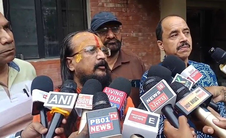Jalandhar News: जालंधर के श्री देवी तालाब मंदिर में हुई पत्थरबाजी के विरोध में संत समाज और मंदिर प्रबंधन कमेटी ने CP Office पहुंचकर शिकायत दी। आरोपियों की गिरफ्तारी, कड़ी कार्रवाई और मंदिर की सुरक्षा बढ़ाने की मांग की गई।
