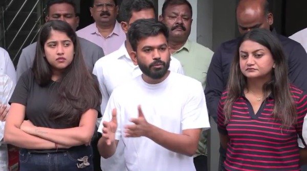 JPSC Protest: झारखंड लोक सेवा आयोग (JPSC) की भर्ती परीक्षाओं में कथित अनियमितताओं के खिलाफ प्रदर्शन कर रहे छात्रों को कॉजपा संस्थापक अभिजीत दीपके ने समर्थन देने का ऐलान किया। जानिए आंदोलन की प्रमुख मांगें।