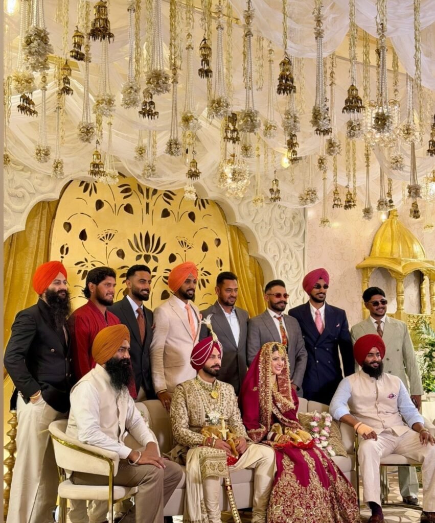 रमनदीप सिंह शादी की खबर ने क्रिकेट और टीवी जगत में हलचल मचा दी है। क्रिकेटर रमनदीप सिंह ने एक्ट्रेस चार्ली चौहान से निजी समारोह में शादी की, जिसमें अर्शदीप सिंह भी शामिल हुए।