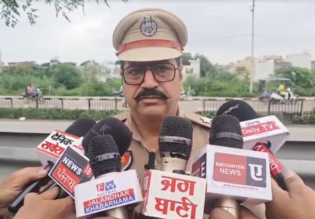 Jalandhar Road Accident: जालंधर के मकसूदां में बल्ल अस्पताल के बाहर खड़े टिप्पर से Swift कार टकरा गई। भीषण हादसे में 3 लोगों की मौत हो गई, जबकि टिप्पर चालक फरार है।