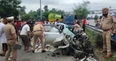 Jalandhar Road Accident: जालंधर के मकसूदां में बल्ल अस्पताल के बाहर खड़े टिप्पर से Swift कार टकरा गई। भीषण हादसे में 3 लोगों की मौत हो गई, जबकि टिप्पर चालक फरार है।