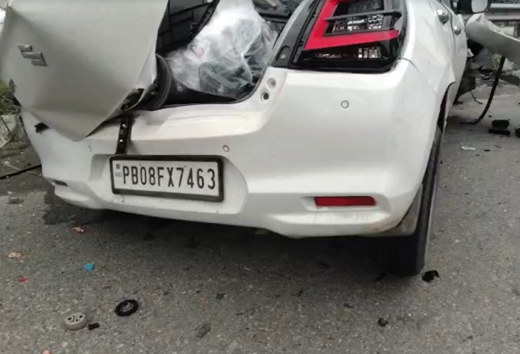 Jalandhar Road Accident: जालंधर के मकसूदां में बल्ल अस्पताल के बाहर खड़े टिप्पर से Swift कार टकरा गई। भीषण हादसे में 3 लोगों की मौत हो गई, जबकि टिप्पर चालक फरार है।
