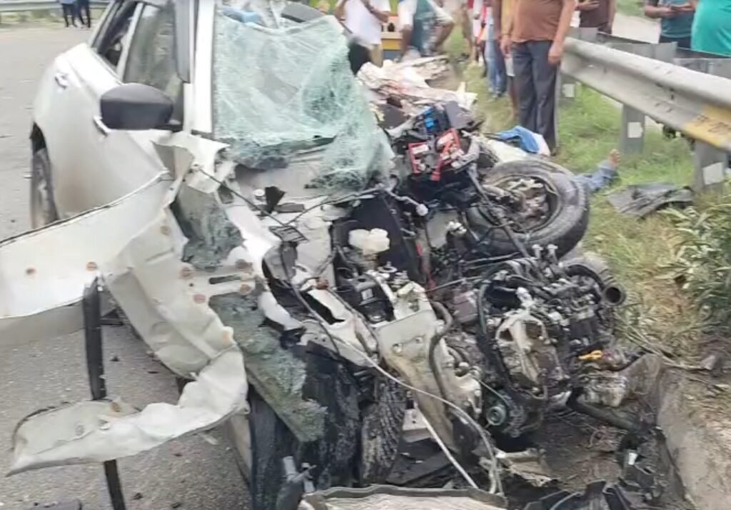 Jalandhar Road Accident: जालंधर के मकसूदां में बल्ल अस्पताल के बाहर खड़े टिप्पर से Swift कार टकरा गई। भीषण हादसे में 3 लोगों की मौत हो गई, जबकि टिप्पर चालक फरार है।