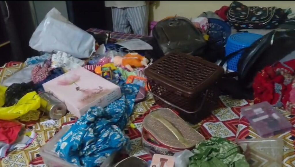 Jalandhar Theft News: लांबड़ा के गद्दो वाली गांव में चोरों ने घर की खिड़की तोड़कर करीब 2 तोले सोने के गहने और 40 हजार रुपये चोरी कर लिए। पुलिस ने जांच शुरू की।