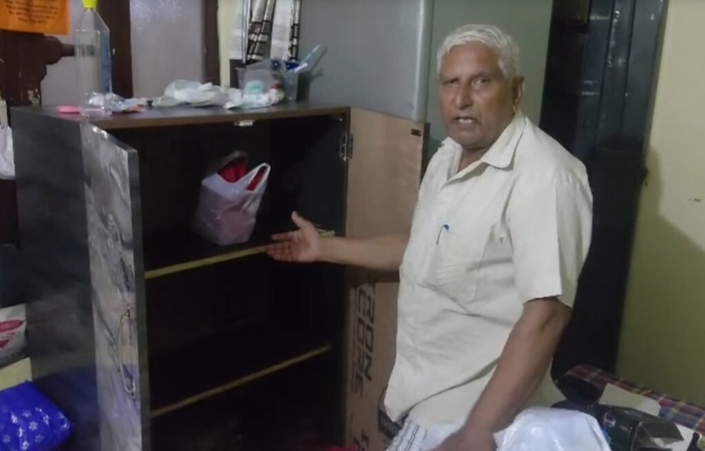 Jalandhar Theft News: लांबड़ा के गद्दो वाली गांव में चोरों ने घर की खिड़की तोड़कर करीब 2 तोले सोने के गहने और 40 हजार रुपये चोरी कर लिए। पुलिस ने जांच शुरू की।