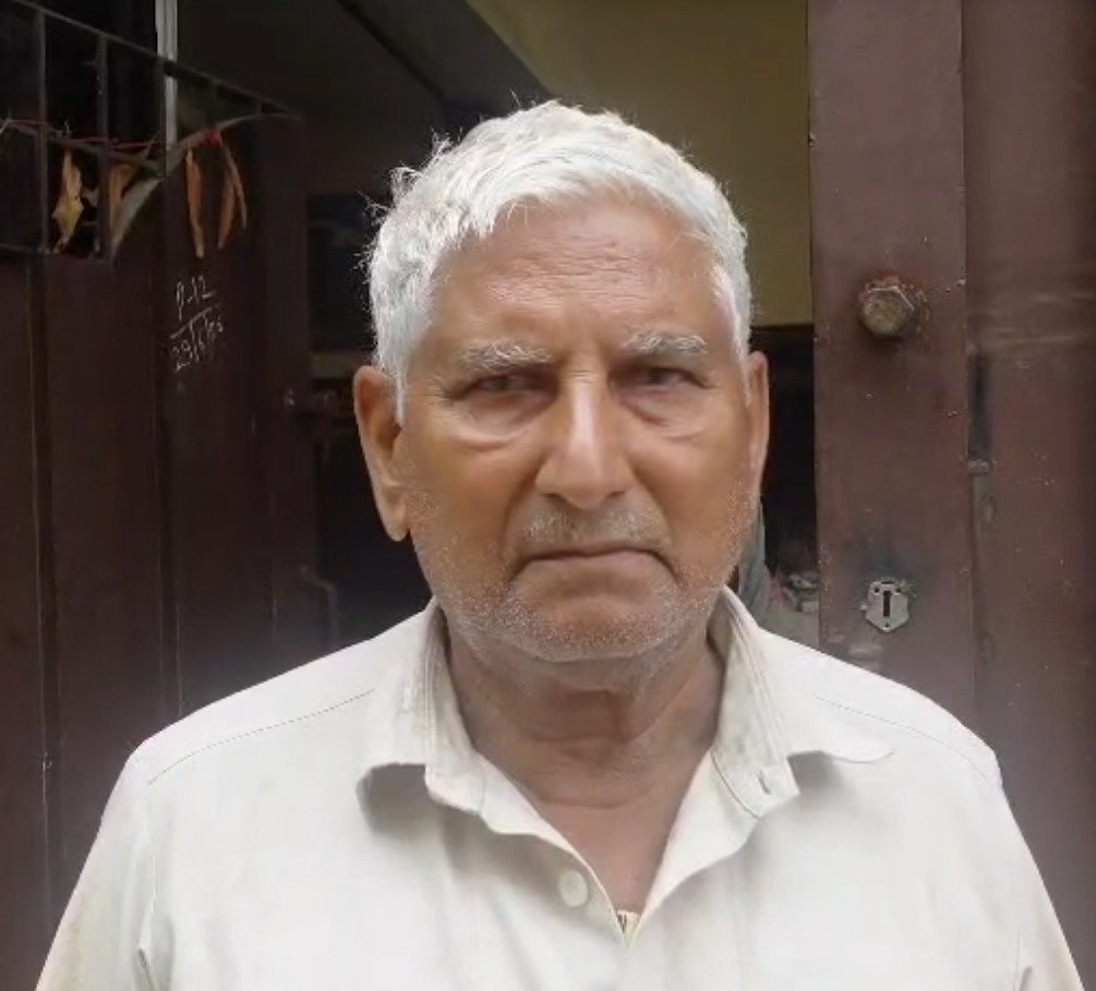 Jalandhar Theft News: लांबड़ा के गद्दो वाली गांव में चोरों ने घर की खिड़की तोड़कर करीब 2 तोले सोने के गहने और 40 हजार रुपये चोरी कर लिए। पुलिस ने जांच शुरू की।