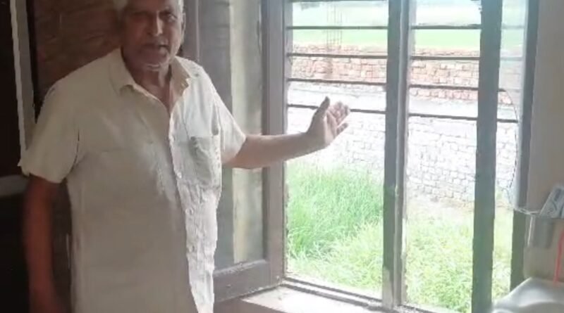 Jalandhar Theft News: लांबड़ा के गद्दो वाली गांव में चोरों ने घर की खिड़की तोड़कर करीब 2 तोले सोने के गहने और 40 हजार रुपये चोरी कर लिए। पुलिस ने जांच शुरू की।