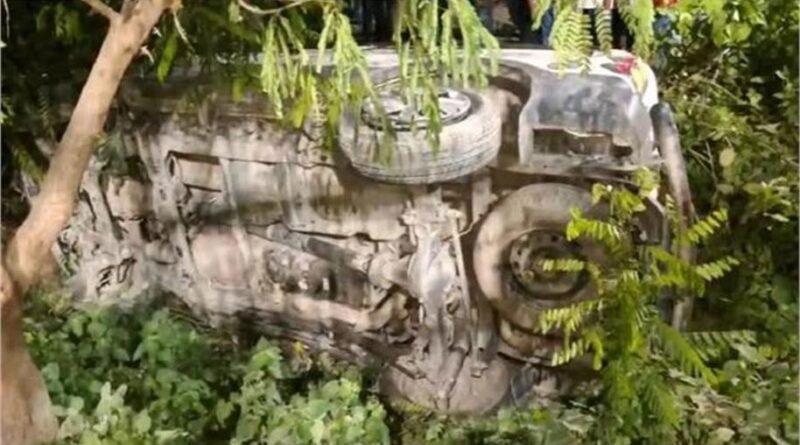 Muzaffarpur Police Accident: मुजफ्फरपुर में तेज रफ्तार जीप ने 2 पुलिसकर्मियों को टक्कर मार दी। एक जवान की मौके पर मौत हो गई, जबकि SI गंभीर रूप से घायल हैं। चालक गिरफ्तार।