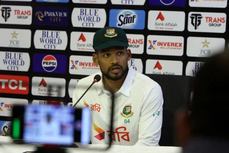 AUS vs BAN टेस्ट सीरीज से पहले बांग्लादेश के कप्तान नजमुल हुसैन शांतो ने टीम की तैयारी पर भरोसा जताया। 54 रन पर ऑलआउट होने के बावजूद टीम ऑस्ट्रेलिया को चुनौती देने के लिए तैयार है।