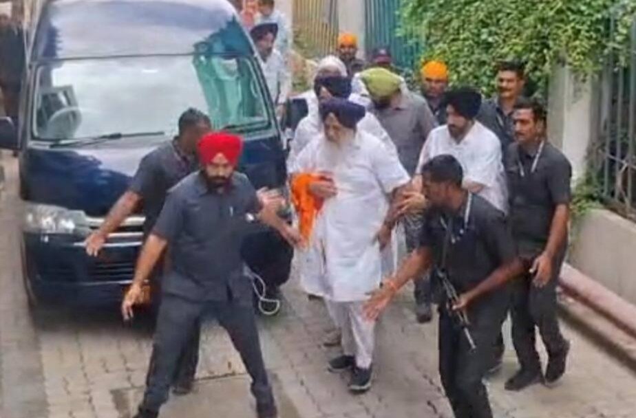 Sukhbir Singh Badal Attack: नांदेड़ के गुरुद्वारा माता साहिब कौर में सुखबीर सिंह बादल पर हमला हुआ। हाथ में चोट लगी और उन्हें अस्पताल ले जाया गया। एक शख्स हिरासत में है।
