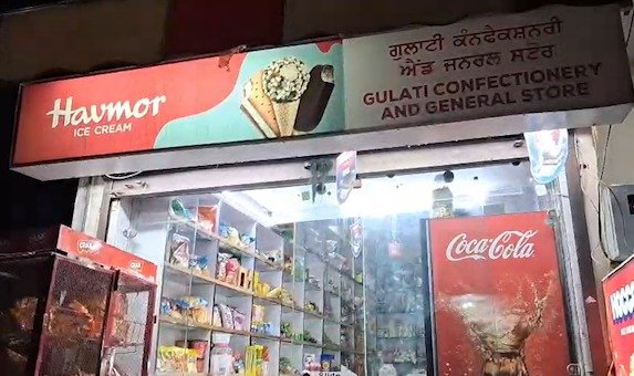 Phagwara News: न्यू मॉडल टाउन की गुलाटी कन्फेक्शनरी से करीब 25 हजार रुपये चोरी हो गए। महिला के वॉशरूम जाते ही आरोपी ने गल्ले से नकदी उड़ाई, CCTV में वारदात कैद।