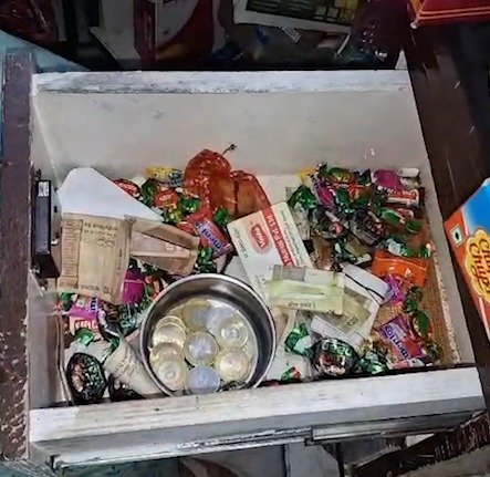 Phagwara News: न्यू मॉडल टाउन की गुलाटी कन्फेक्शनरी से करीब 25 हजार रुपये चोरी हो गए। महिला के वॉशरूम जाते ही आरोपी ने गल्ले से नकदी उड़ाई, CCTV में वारदात कैद।