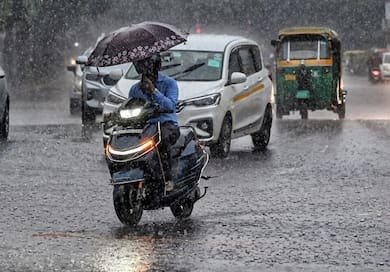 Delhi NCR Weather: दिल्ली-NCR में उमस और गर्मी से लोग परेशान हैं। IMD ने 18-19 अगस्त को दिल्ली, हरियाणा और पंजाब में भारी बारिश की चेतावनी दी है।