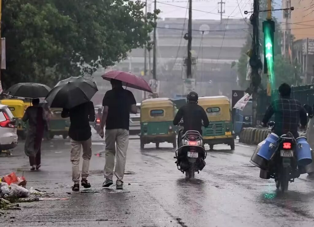 Delhi NCR Weather: दिल्ली-NCR में उमस और गर्मी से लोग परेशान हैं। IMD ने 18-19 अगस्त को दिल्ली, हरियाणा और पंजाब में भारी बारिश की चेतावनी दी है।