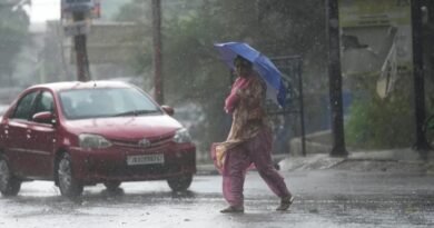 Delhi NCR Weather: दिल्ली-NCR में उमस और गर्मी से लोग परेशान हैं। IMD ने 18-19 अगस्त को दिल्ली, हरियाणा और पंजाब में भारी बारिश की चेतावनी दी है।