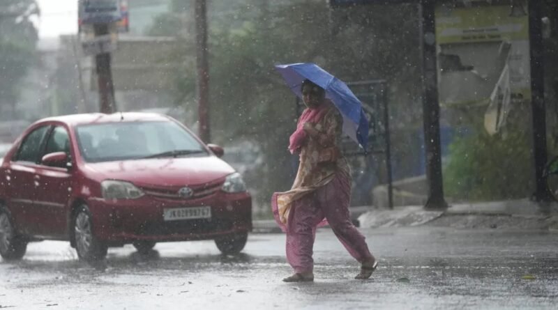 Delhi NCR Weather: दिल्ली-NCR में उमस और गर्मी से लोग परेशान हैं। IMD ने 18-19 अगस्त को दिल्ली, हरियाणा और पंजाब में भारी बारिश की चेतावनी दी है।