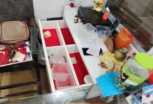 Jalandhar Bikaner Sweets Theft: गढ़ा रोड स्थित Bikaner Sweets and Baker में देर रात चोरी हुई। चोर शटर उखाड़कर तिजोरी से नकदी और DVR ले गए, पुलिस जांच में जुटी।