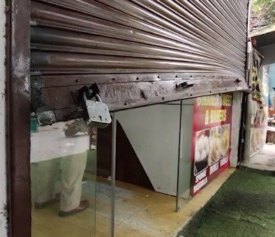Jalandhar Bikaner Sweets Theft: गढ़ा रोड स्थित Bikaner Sweets and Baker में देर रात चोरी हुई। चोर शटर उखाड़कर तिजोरी से नकदी और DVR ले गए, पुलिस जांच में जुटी।