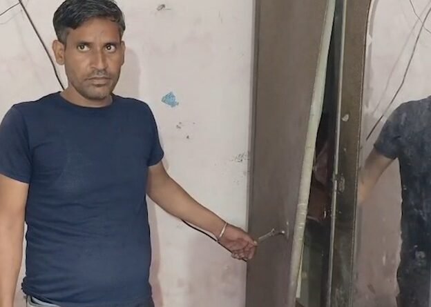 Jalandhar Theft News: बस्ती शेख के उजाला नगर में परिवार के हिमाचल जाने के दौरान चोर घर में घुसे और 5 हजार नकदी, मोबाइल, चांदी के गहने व टूटियां लेकर फरार हो गए।
