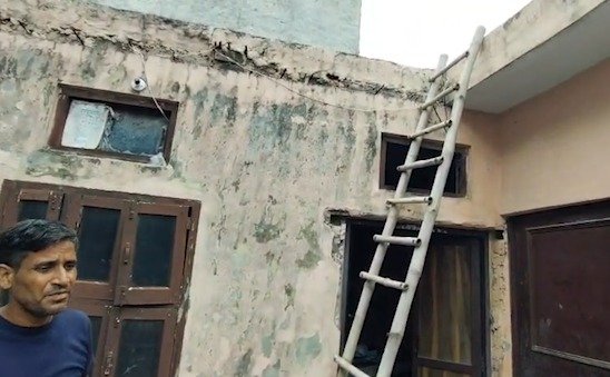 Jalandhar Theft News: बस्ती शेख के उजाला नगर में परिवार के हिमाचल जाने के दौरान चोर घर में घुसे और 5 हजार नकदी, मोबाइल, चांदी के गहने व टूटियां लेकर फरार हो गए।