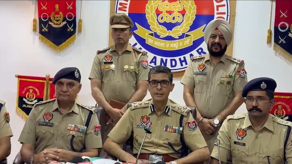 Jalandhar 72 Lakh Robbery: सूर्य एंक्लेव में कारोबारी से 72 लाख की लूट के मामले में पुलिस ने 6 आरोपियों को गिरफ्तार किया। 72 लाख कैश, 2 कार और 2 मोबाइल बरामद।