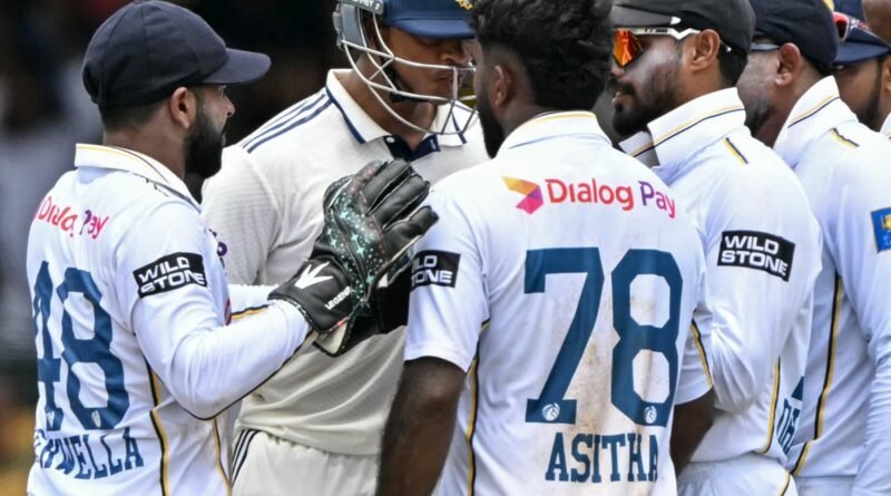 SL vs IND 2nd Test: कोलंबो टेस्ट में यशस्वी जायसवाल और असिथा फर्नांडो के बीच तीखी बहस के बाद धक्का-मुक्की तक की नौबत आ गई। साथी खिलाड़ियों ने दोनों को अलग कराया।