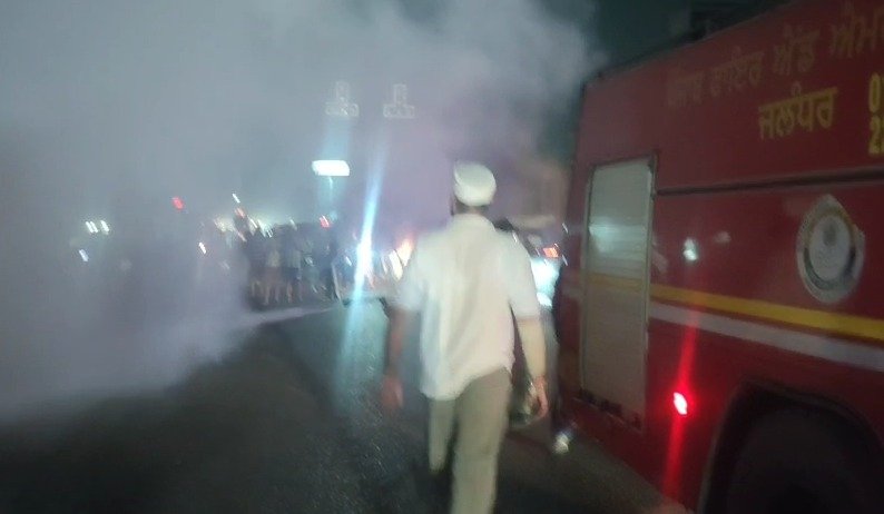 Jalandhar Transformer Fire: धोगड़ी रोड पर शॉर्ट सर्किट के बाद ट्रांसफॉर्मर में भीषण आग लग गई। आग से कई इलाकों की बिजली गुल हुई, फायर ब्रिगेड ने आग पर काबू पाया।