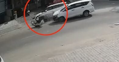 Jalandhar Model Town Accident: मॉडल टाउन में बीकानेर स्वीट्स के पास दो कारों की टक्कर के बाद एक कार दुकान में घुसने की कोशिश करती दिखी। हादसे में स्वीट्स शॉप मालिक बाल-बाल बचा।