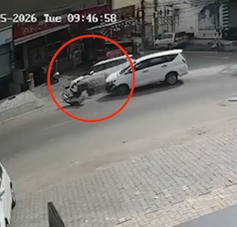 Jalandhar Model Town Accident: मॉडल टाउन में बीकानेर स्वीट्स के पास दो कारों की टक्कर के बाद एक कार दुकान में घुसने की कोशिश करती दिखी। हादसे में स्वीट्स शॉप मालिक बाल-बाल बचा।