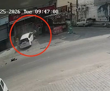 Jalandhar Model Town Accident: मॉडल टाउन में बीकानेर स्वीट्स के पास दो कारों की टक्कर के बाद एक कार दुकान में घुसने की कोशिश करती दिखी। हादसे में स्वीट्स शॉप मालिक बाल-बाल बचा।