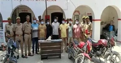 Bahraich News: भारत-नेपाल सीमा पर बहराइच पुलिस ने बुद्ध की अष्टधातु प्रतिमा के नाम पर करोड़ों की ठगी करने वाले गिरोह का पर्दाफाश किया। सात आरोपी गिरफ्तार, प्रतिमा, नकदी, मोबाइल और बाइक बरामद।