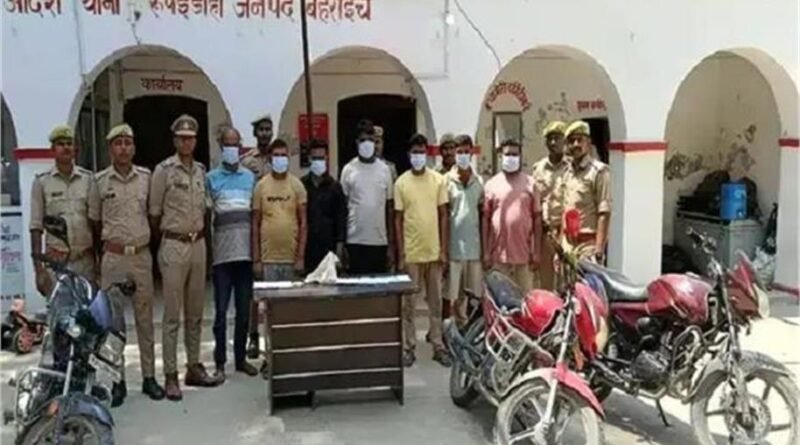 Bahraich News: भारत-नेपाल सीमा पर बहराइच पुलिस ने बुद्ध की अष्टधातु प्रतिमा के नाम पर करोड़ों की ठगी करने वाले गिरोह का पर्दाफाश किया। सात आरोपी गिरफ्तार, प्रतिमा, नकदी, मोबाइल और बाइक बरामद।