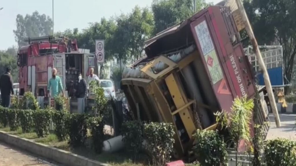 Goraya National Highway Accident: गुराया मेन चौक के पुल पर CNG सिलेंडरों से भरे ट्रक और रेत से भरे टिप्पर की जोरदार टक्कर हुई। हादसे में ट्रक ड्राइवर घायल हो गया।