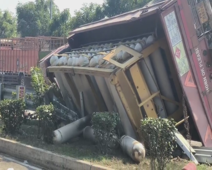 Goraya National Highway Accident: गुराया मेन चौक के पुल पर CNG सिलेंडरों से भरे ट्रक और रेत से भरे टिप्पर की जोरदार टक्कर हुई। हादसे में ट्रक ड्राइवर घायल हो गया।