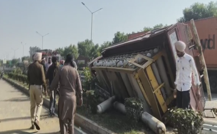 Goraya National Highway Accident: गुराया मेन चौक के पुल पर CNG सिलेंडरों से भरे ट्रक और रेत से भरे टिप्पर की जोरदार टक्कर हुई। हादसे में ट्रक ड्राइवर घायल हो गया।