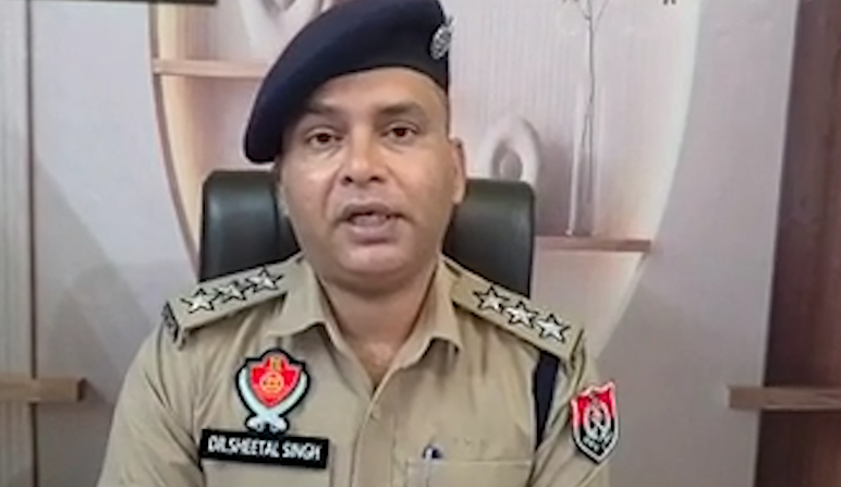 Kapurthala Firing: काला संघियां के मुख्य बाजार में कपड़ा कारोबारी की दुकान और घर पर बाइक सवार युवकों ने करीब चार राउंड फायरिंग की। वारदात CCTV में कैद, पुलिस जांच में जुटी।