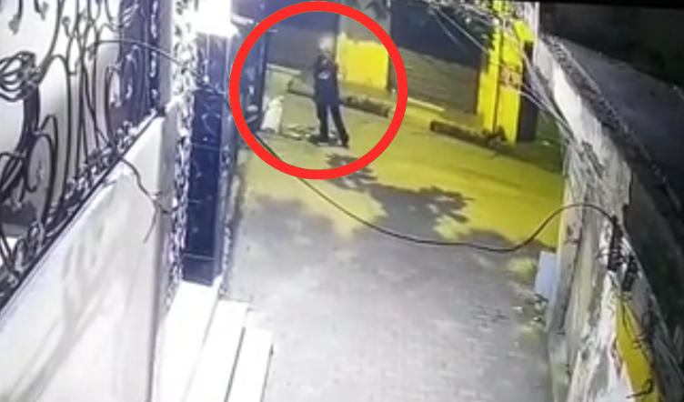 Kapurthala Firing: काला संघियां के मुख्य बाजार में कपड़ा कारोबारी की दुकान और घर पर बाइक सवार युवकों ने करीब चार राउंड फायरिंग की। वारदात CCTV में कैद, पुलिस जांच में जुटी।