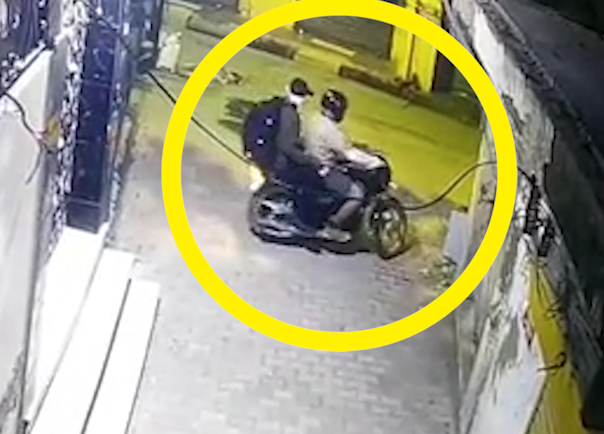Kapurthala Firing: काला संघियां के मुख्य बाजार में कपड़ा कारोबारी की दुकान और घर पर बाइक सवार युवकों ने करीब चार राउंड फायरिंग की। वारदात CCTV में कैद, पुलिस जांच में जुटी।