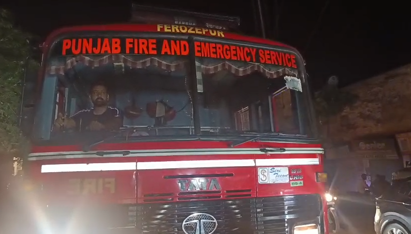 Firozpur Amul Shop Fire: फिरोजपुर के मखू गेट के पास अमूल की दुकान में देर रात भीषण आग लग गई। फ्रिज समेत लाखों रुपये का सामान जलकर राख हो गया। फायर ब्रिगेड ने आग पर काबू पाया।